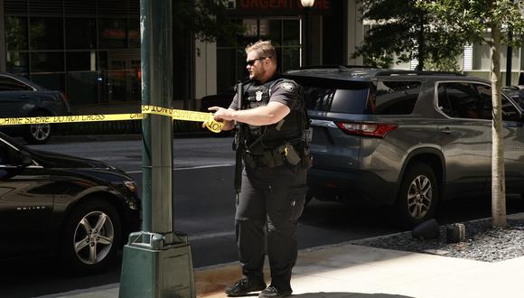 Un oficial de policía graba el área después de que un hombre disparó a cuatro personas en un edificio en Atlanta, Georgia, el 3 de mayo de 2023.  (Foto de Elijah Nouvelage / AFP)