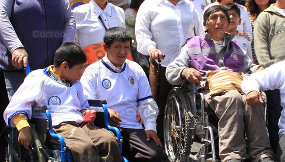 Camaná: Municipalidad y beneficencia entregan 10 sillas de ruedas a discapacitados