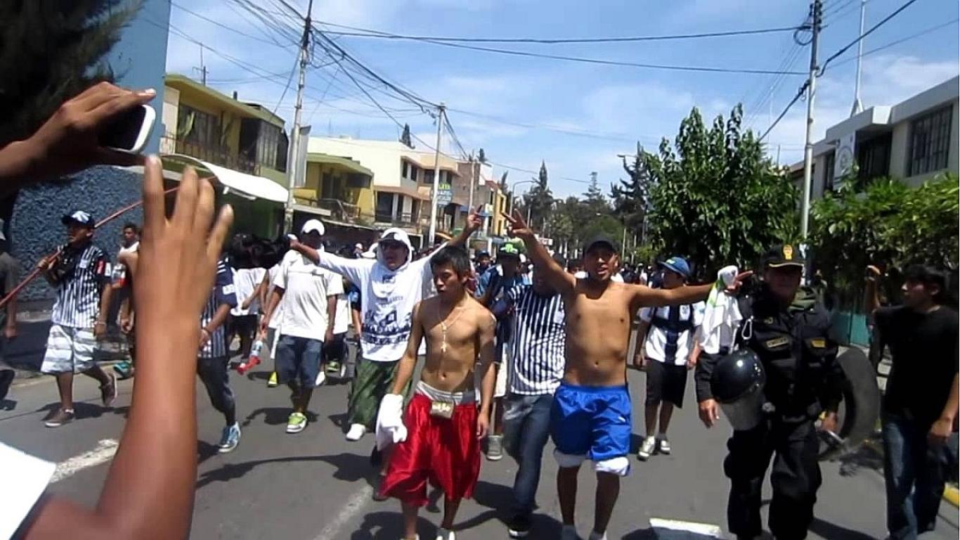 Barristas de Alianza Lima se enfrentan a tiros en Matute