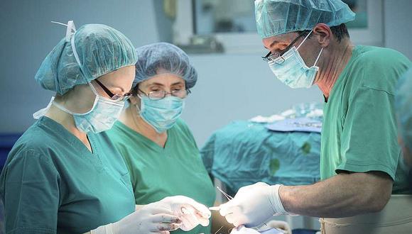 ¿Sabes por qué los médicos cirujanos usan uniforme verde o azul?