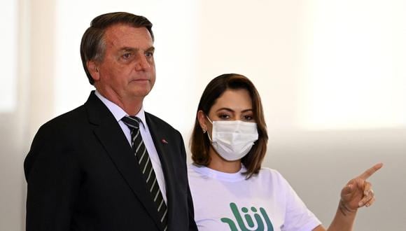 El presidente brasileño Jair Bolsonaro y su esposa Michelle llegan a la celebración del Día Nacional del Voluntariado en el Palacio Planalto en Brasilia, 26 de agosto de 2021. (Foto: EVARISTO SA / AFP)