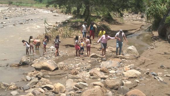 Al no haber lluvias, moradores, entre ellos niños acuden al río a bañarse y recoger agua.