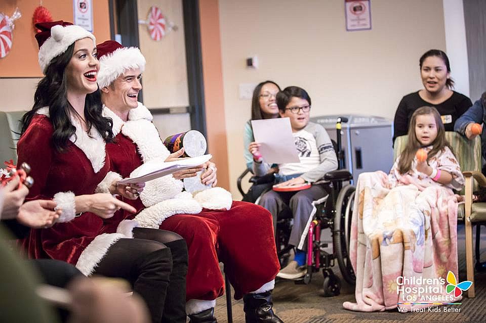 Katy Perry y Orlando Bloom sorprenden a niños de hospital por Navidad (FOTOS)
