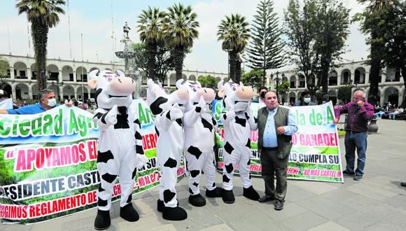 Ministro de Agricultura, Óscar Zea, plantea declarar en emergencia el sector agrícola y ganadero para modificar el reglamento nacional de la leche. (Foto: Leonardo Cuito)