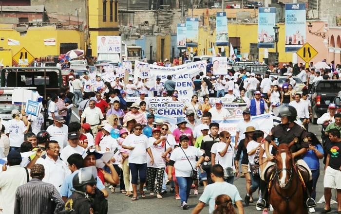 César Acuña: Simpatizantes participan de marcha de desagravio a candidato 