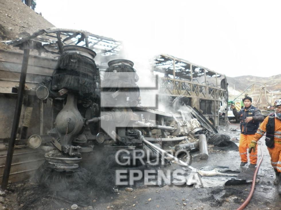 Así quedó el bus incendiado tras el choque con cisterna (FOTOS)