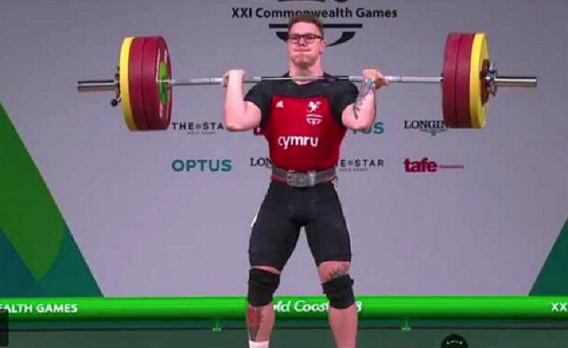 Pesista asusta a todos al desplomarse cuando intentaba cargar 160 kilos 