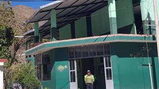 Cámaras graban a dos sujetos robando licor en tienda de Huancavelica