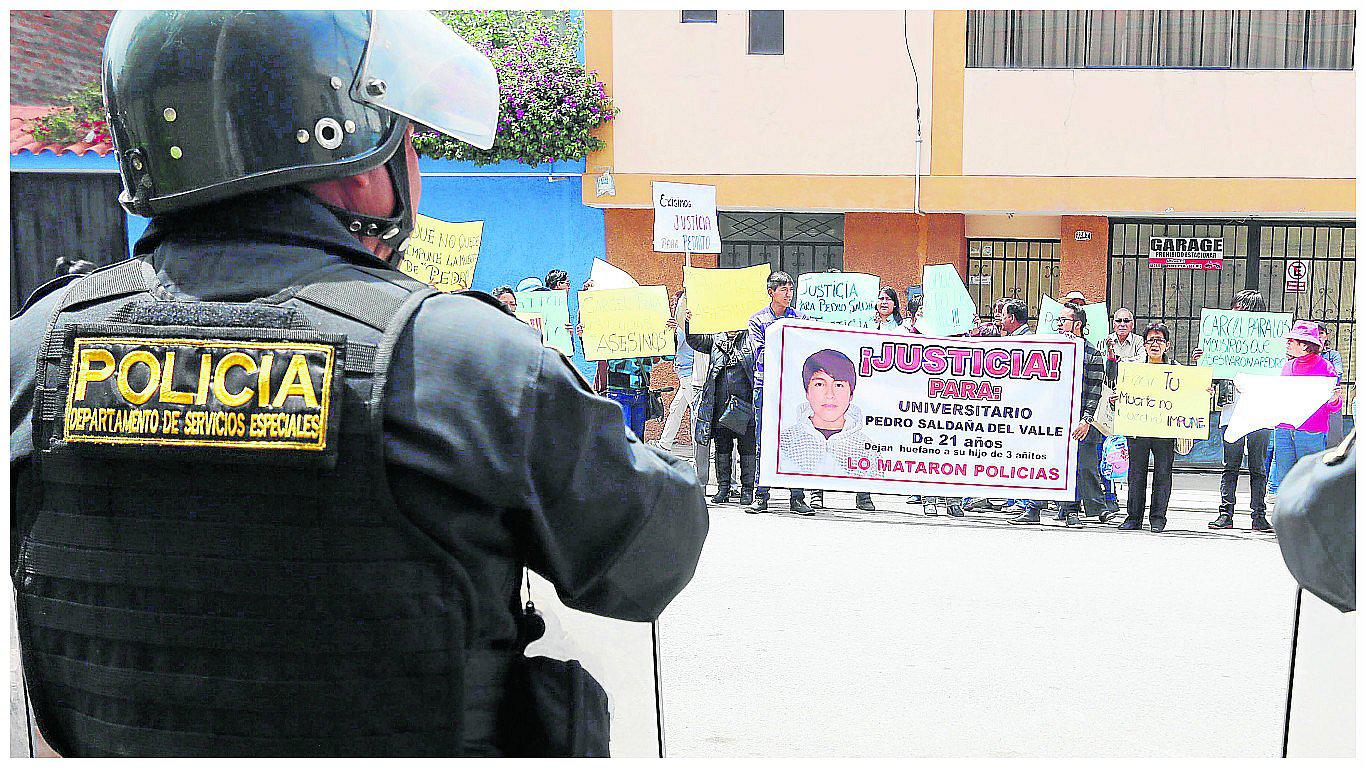 Con protesta piden prisión para PNPs por exceso de función y muerte de estudiante (VIDEO)