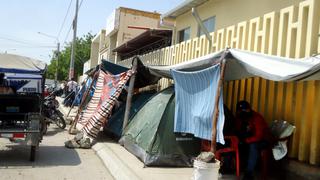 Piura: Familiares de pacientes COVID-19 esperan en carpas el milagro de Navidad