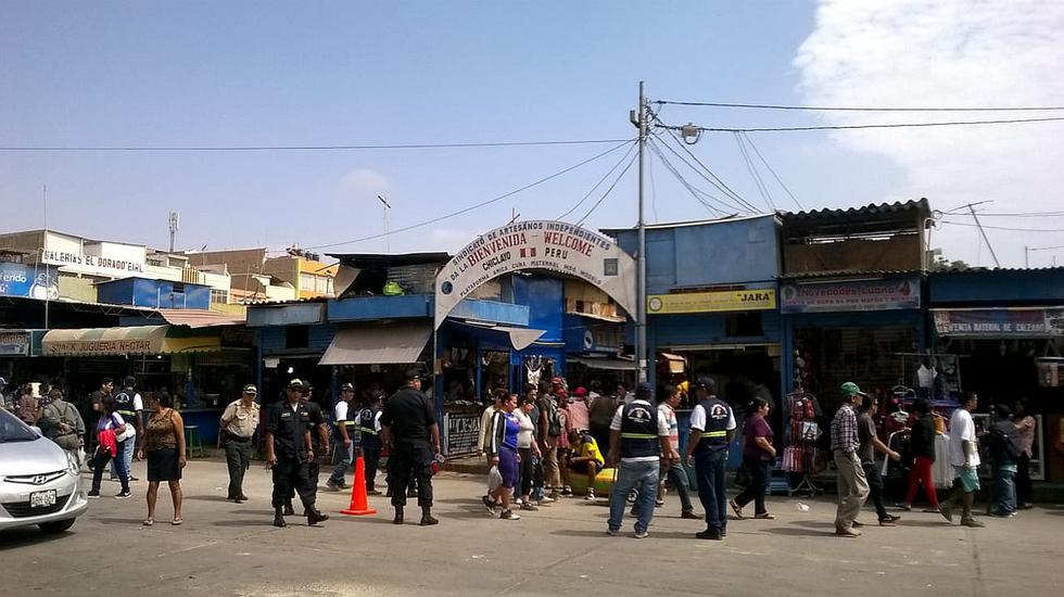 Policía y Serenazgo retiran a ambulantes del Mercado Modelo  