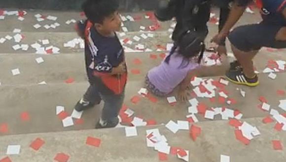 En Facebook: policías generan críticas por hacerle esto a niños en estadio deportivo (VIDEO)