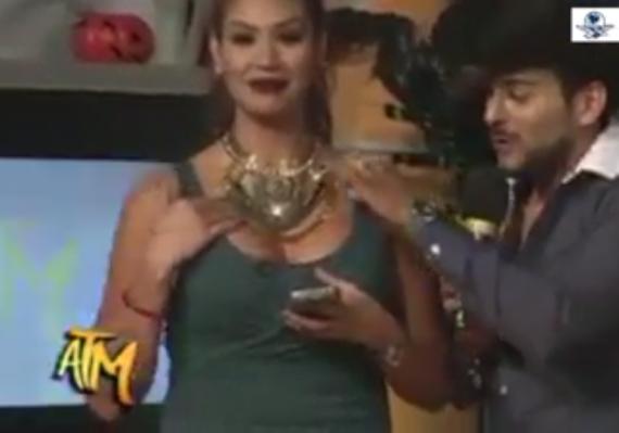 Conductor de TV toca partes íntimas de su compañera en vivo (VIDEO)