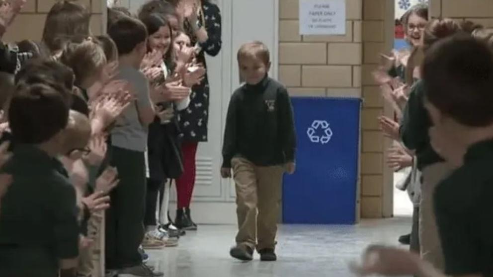 Niño culminó la quimioterapia y sus compañeros de clase le dieron fantástica bienvenida
