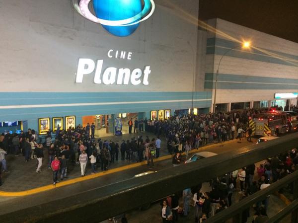 Bomberos controlan incendio en cine de San Miguel