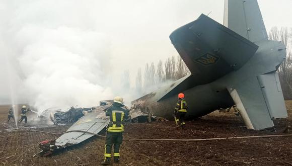 El personal de emergencias trabaja en el lugar del accidente de un avión militar ucraniano al sur de Kiev el 24 de febrero de 2022. (Foto: UKRAINE EMERGENCY MINISTRY PRESS SERVICE / AFP)