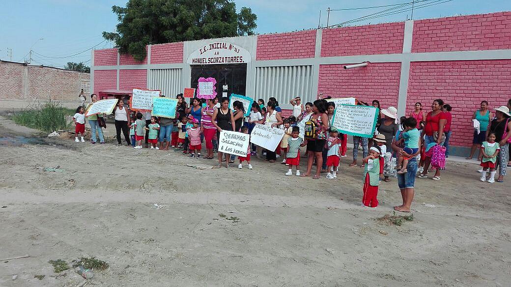 Piura: Protesta en el colegio Manuel Scorza por el colapso de la red de desagües (VIDEO)