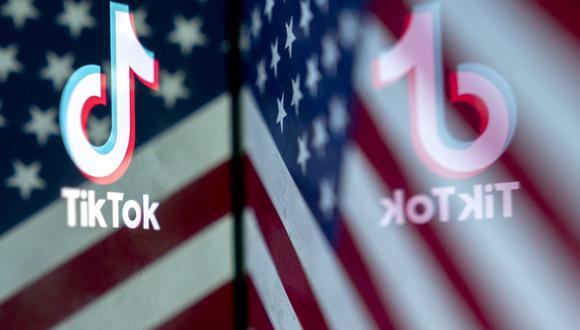 Esta ilustración fotográfica muestra el logotipo de TikTok reflejado en una imagen de la bandera de EE. UU., en Washington, DC, el 16 de marzo de 2023. (Foto de Stefani Reynolds / AFP)