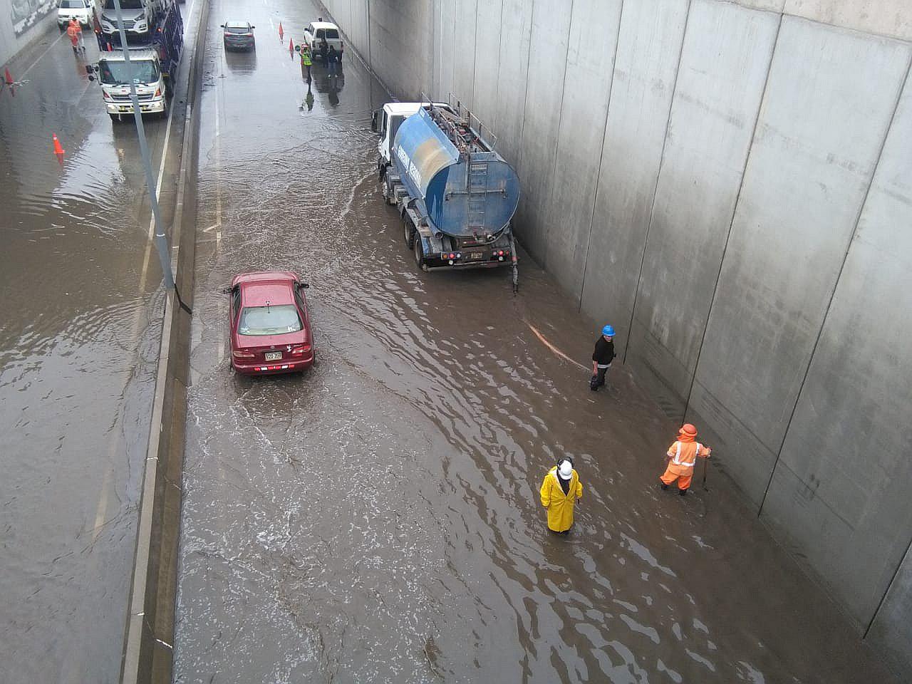 Accidente e inundación en Variante de Uchumayo