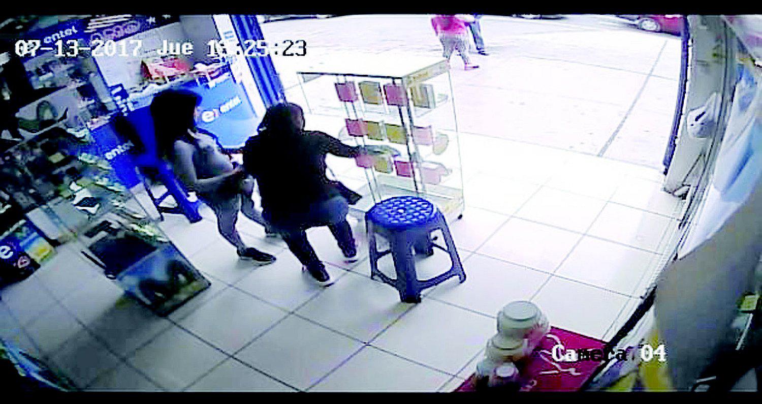 Cámara capta robo de  celulares en tienda