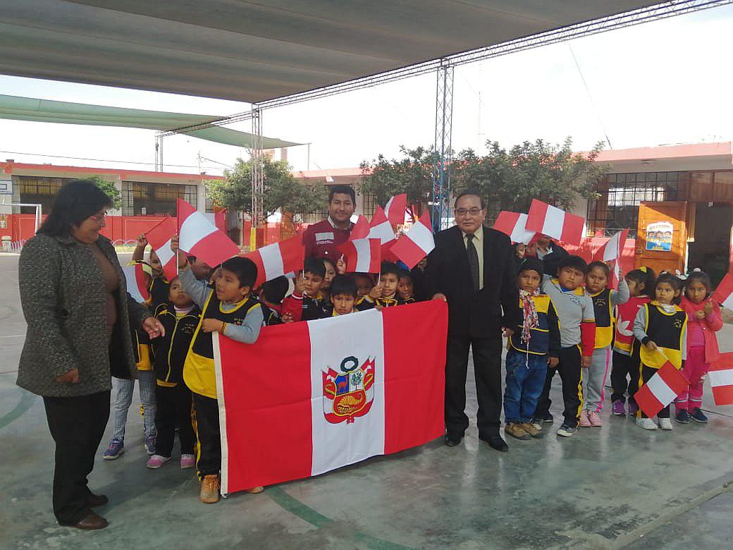 Donan tres banderas a jardines del distrito Alto Alianza