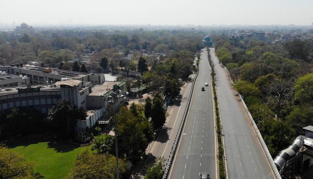 Imagen aérea muestra una carretera desierta durante el primer día de bloqueo nacional de 21 días impuesto por el gobierno como medida preventiva contra el coronavirus en Nueva Delhi. (AFP).