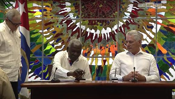 Un video de la Presidencia cubana mostró a Díaz-Canel aplaudiendo junto a otras autoridades del país al conocer, durante una reunión, los resultados de la consulta por el Código de las Familias. (Foto de YouTube/Presidencia Cuba)