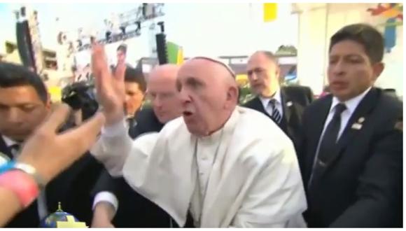 Papa Francisco se molesta por "jaloneo" de feligreses (VIDEO)