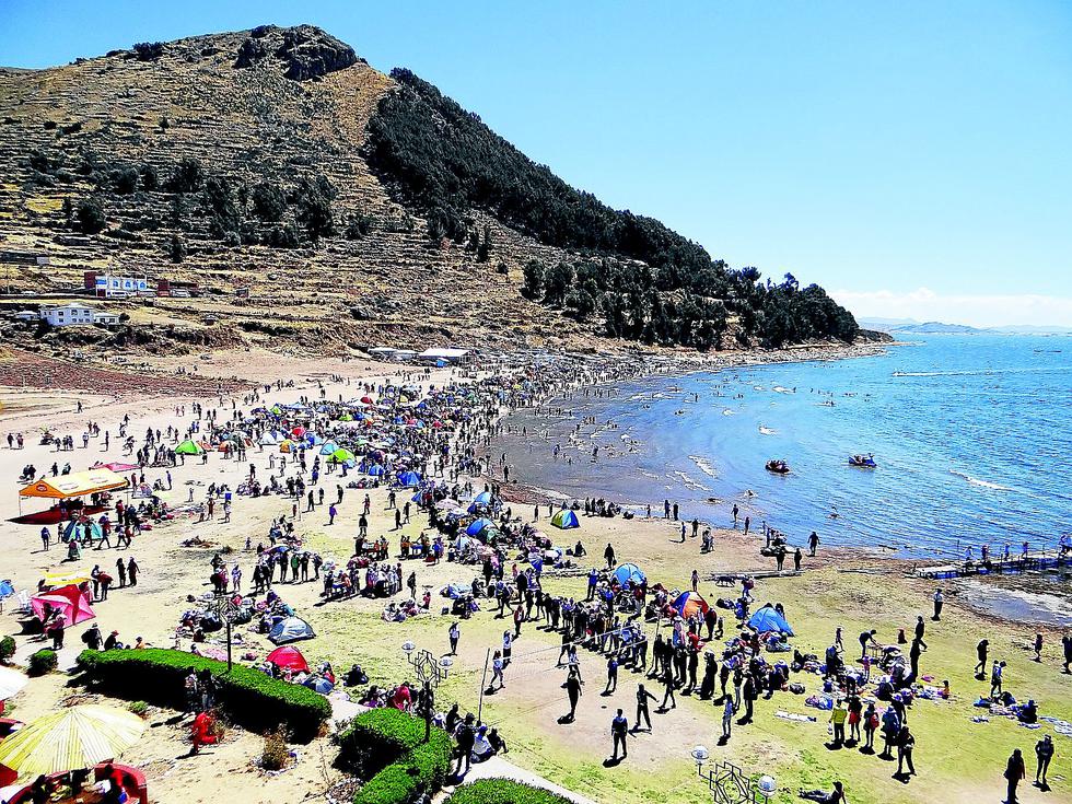 Veinte mil bañistas abarrotan playa de Juli