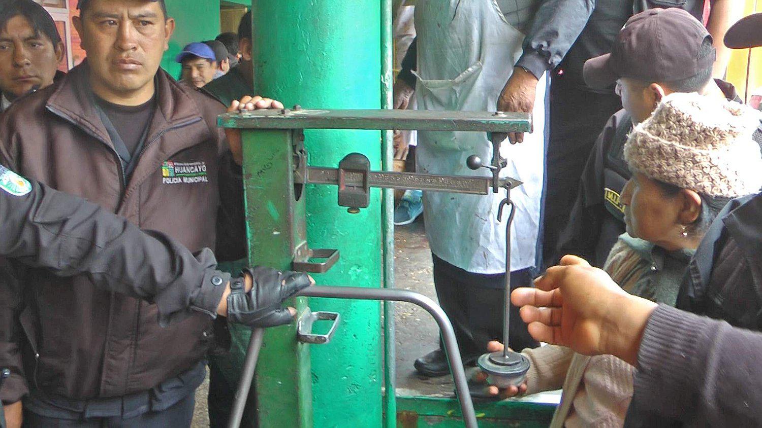 Municipalidad decomisa balanza industrial de 500 kilos usada en mercado