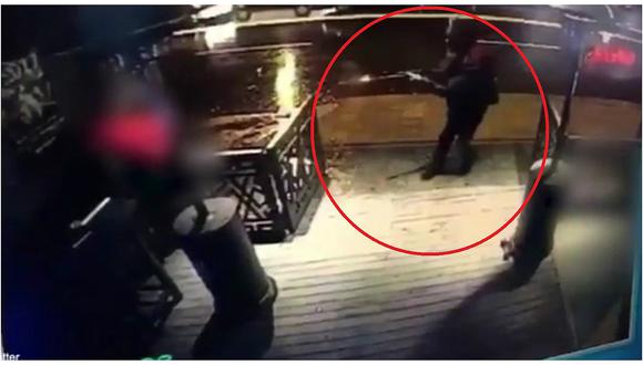 Turquía: el dramático momento en que terrorista abre fuego en exclusivo club de Estambul (VIDEO)