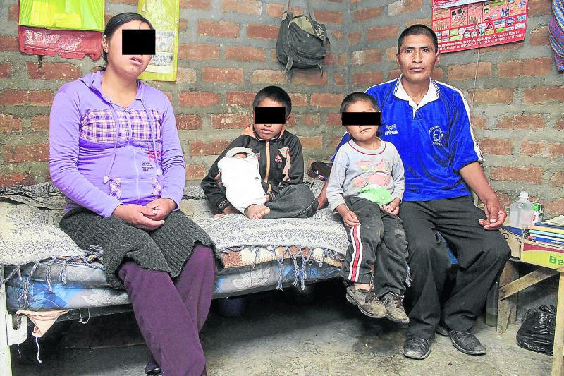 Familia muy pobre duerme en una sola cama