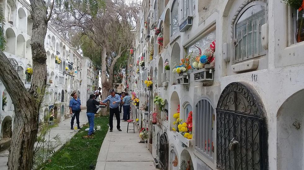 Chiclayo: Familias visitan cementerio El Carmen por el Día del Padre