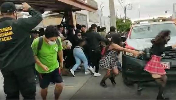 Jóvenes de ambos sexos salieron corriendo del local "Tradiciones del Inka" ante la llegada de policías y serenos