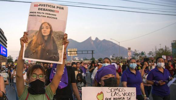 Personas participan en la marcha de mujeres exigiendo justicia para Debanhi Escobar, quien desapareció el 9 de abril y fue encontrada muerta ayer en el tanque de agua del motel Nueva Castilla, en Monterrey, estado de Nuevo León, el 22 de abril de 2022. (Foto de Julio Cesar AGUILAR / AFP)