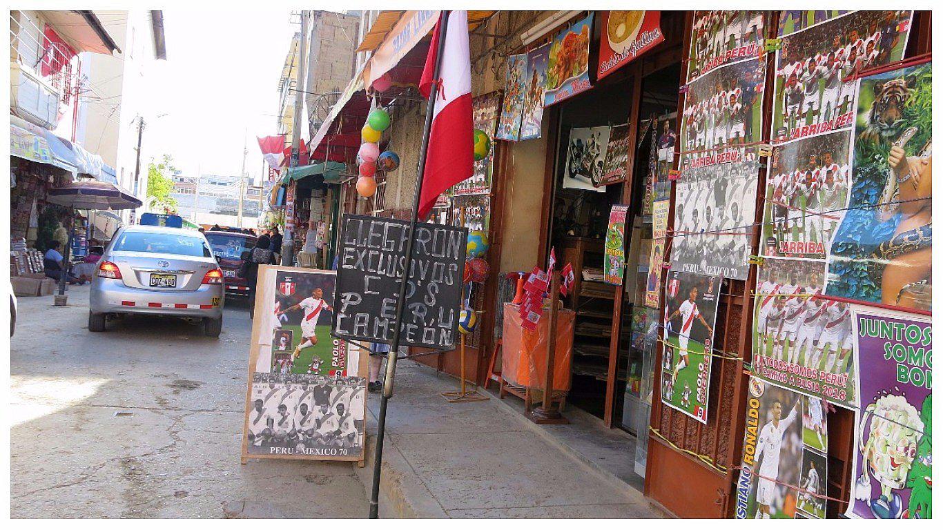 Póster antiguo de la selección peruana adorna calle de Huancayo