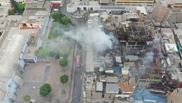 Incendio en jirón Andahuaylas sigue emanando humo tóxico. bomberos siguen en el lugar. 8Foto: Giancarlo Ávila/GEC)