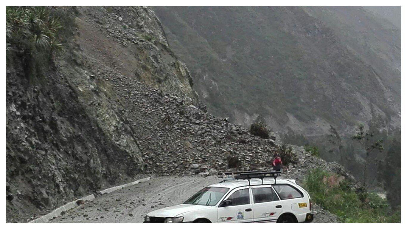 Huaicos en Tarma cierran pase entre Huasahuasi y Huayanioc 