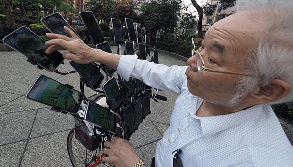 'Tío pokémon': Anciano de 70 años atrapa criaturas con 24 celulares a bordo de bicicleta