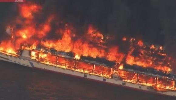 Impresionante incendio en un barco restaurante en Tokio (FOTOS)