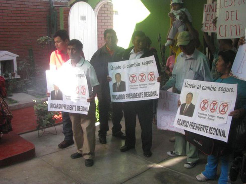 Inscribe candidatura Gobierno regional de Tacna vestido del "Zorro"