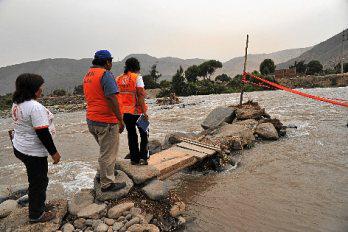 Río Rímac se lleva puentes de Carapongo