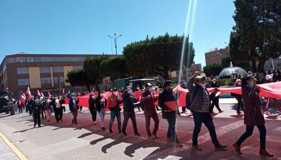 Durante su recorrido, los manifestantes portaron una bandera gigante. (Foto: Feliciano Gutiérrez)