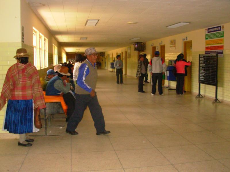 Auto se despistó en la vía Laraqueri - Puno y deja un herido