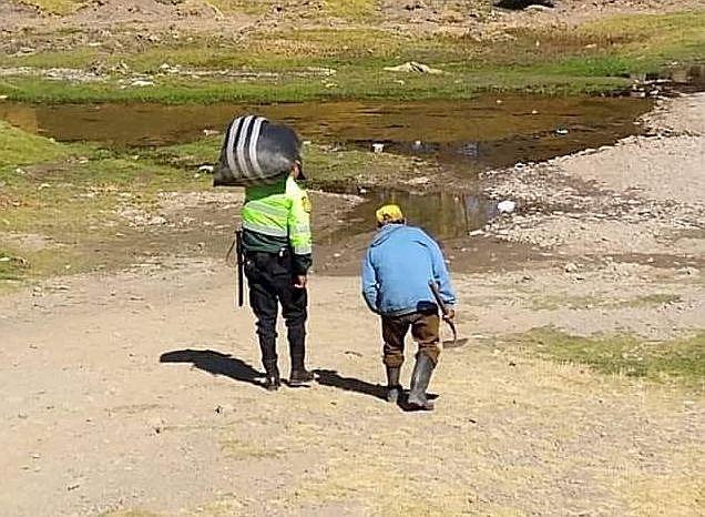 Policía ayuda a anciano a cargar costal e imagen conmueve a población