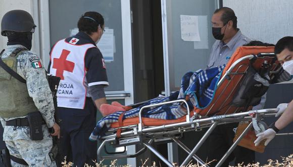 Imagen referencial | Paramédicos de la Cruz Roja ingresan a un paciente con síntomas de covid-19 al Hospital General de Ciudad Juárez, estado de Chihuahua (México). EFE/Luis Torres