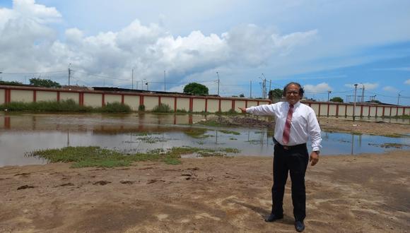 El director del colegio, Pedro Rugel Atoche, declaró que en el interior de local se ha formado una laguna y existe bastante maleza