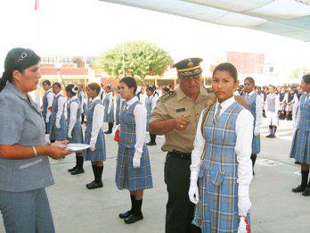 Estudiantes juran por
 colegio y el bien social