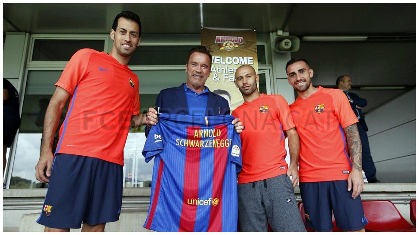 Barcelona: Arnold Schwarzenegger visitó a los jugadores azulgranas (VIDEO)