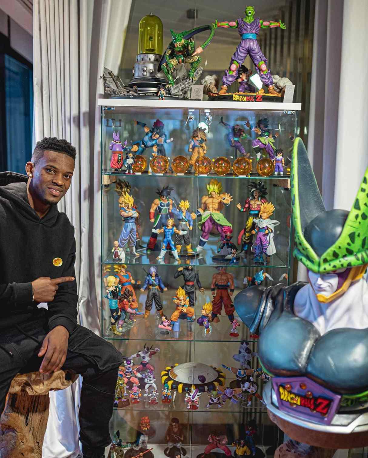 Mira la vitrina con figuras de Dragon Ball que tiene Nelson Semedo. (Foto: Instagram)